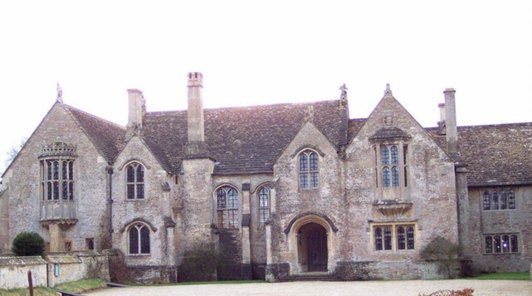 Foto "Great Chalfield Manor" de Trish Steel (CC BY-SA) / Recortada do original