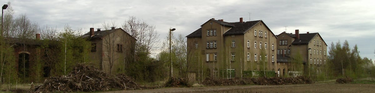 Photo "Old train station of Narsdorf (Leipzig district, Saxony)" by Jwaller (Creative Commons Attribution-Share Alike 3.0) / Cropped from original