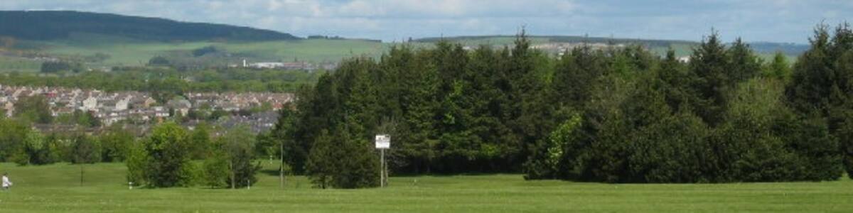 Photo "Auchmill golf club. Auchmill public golf club looking North from Northfield/Heathryfold with Bucksburn in the background." by Lizzie (Creative Commons Attribution-Share Alike 2.0) / Cropped from original