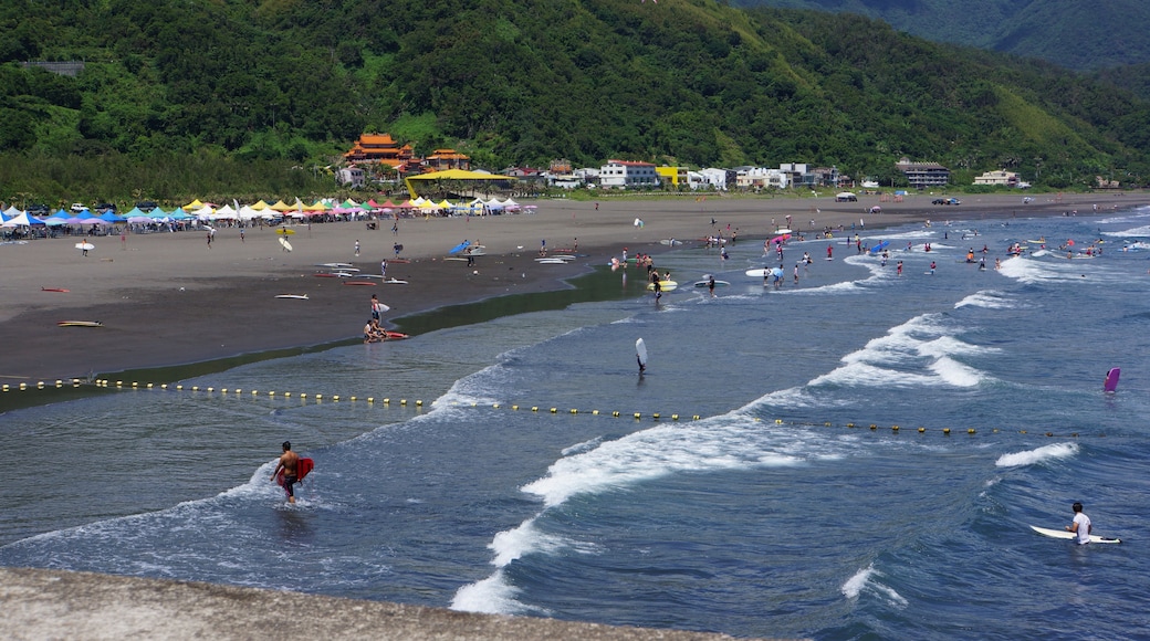 Foto "Praia de Waiao" de lienyuan lee (CC BY) / Recortada do original