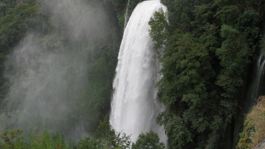 Photo "Cascata delle Marmore" by trolvag (Creative Commons Attribution-Share Alike 3.0) / Cropped from original