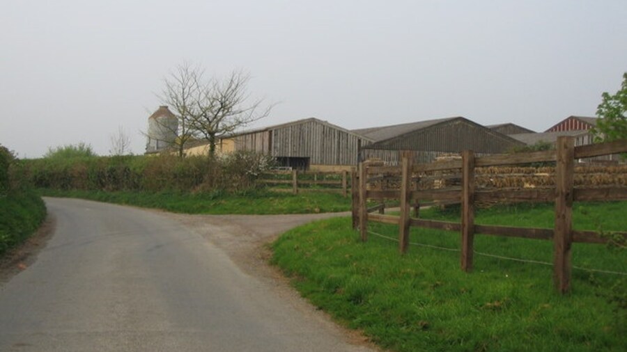 Photo "Approaching Lipgate Farm A view looking to the northeast along Hassock's Lane towards the entrance to Lipgate Farm." by Phil Williams (Creative Commons Attribution-Share Alike 2.0) / Cropped from original