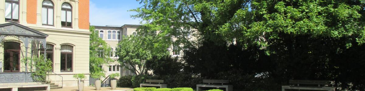 Photo "view over the special garden and the water reserve to the building" by undefined (Creative Commons Zero, Public Domain Dedication) / Cropped from original