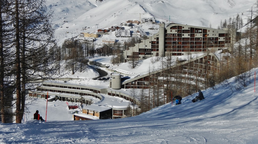Foto „Skigebiet Breuil-Cervinia“ von qwesy qwesy (CC BY)/zugeschnittenes Original