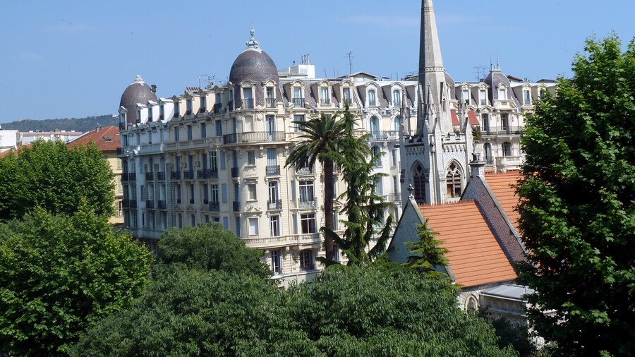 Photo "The spire of protestant church in Nice. In the background Hotel La Villa Victor Hugo, Boulevard Victor Hugo." by EuguenyIr (Creative Commons Attribution 3.0) / Cropped from original