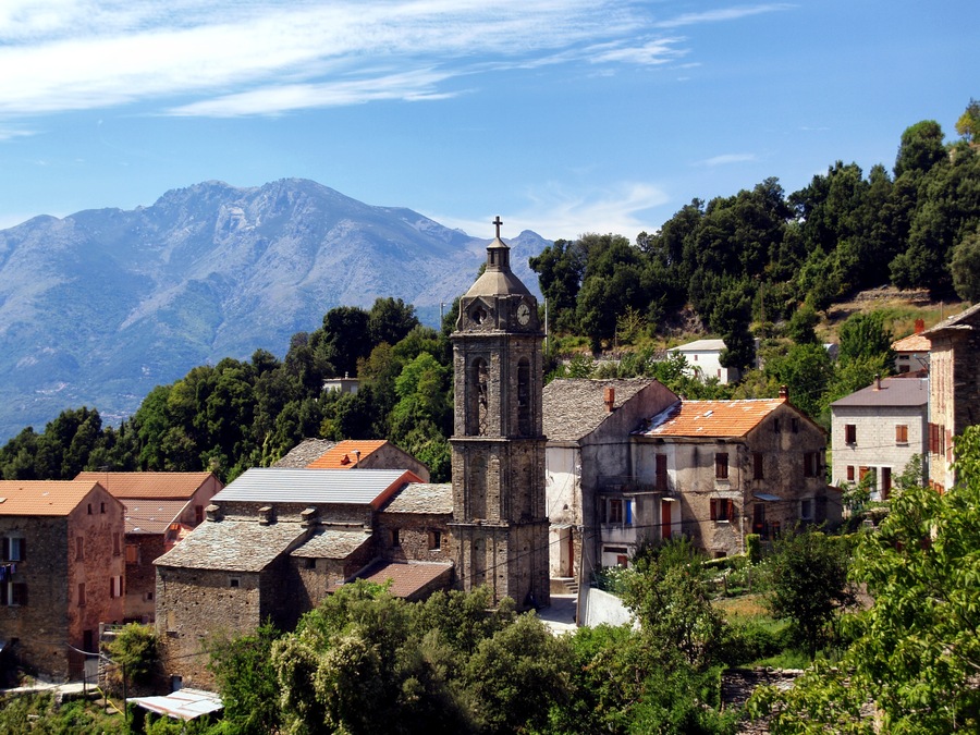 Bustanico, Bozio (Haute-Corse) - Clocher de l'église paroissiale Saint-Césaire (XVIe siècle; 1897), au centre du village de Sottano. En arrière-plan, le Monte Cardo.
