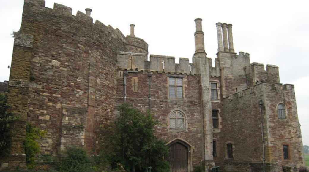 Photo "Berkeley Castle" by David Stowell (CC BY-SA) / Cropped from original