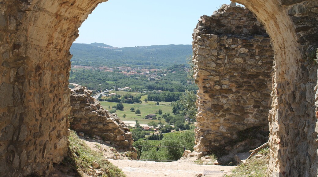 Kuva ”Grimaudin linna” käyttäjältä Romatt1520 (page does not exist) (CC BY-SA) / rajattu alkuperäisestä kuvasta