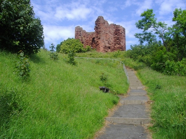 Macduff's Castle Perched on top of the famous Wemyss Caves, only the south tower remains of this sixteenth century castle, although the first fortification on this site was constructed by the Macduff earls of Fife in the eleventh century.