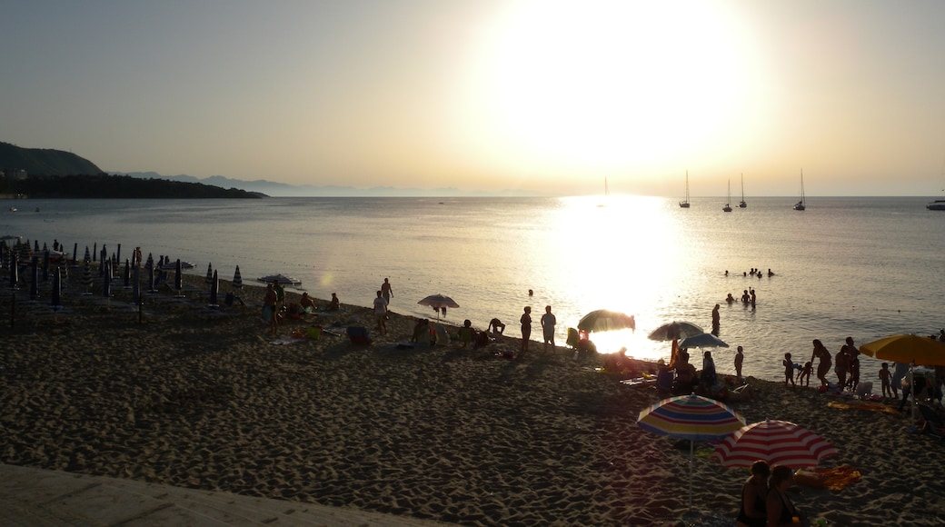 Foto „Strand von Cefalù“ von Jerome Bon (CC BY)/zugeschnittenes Original