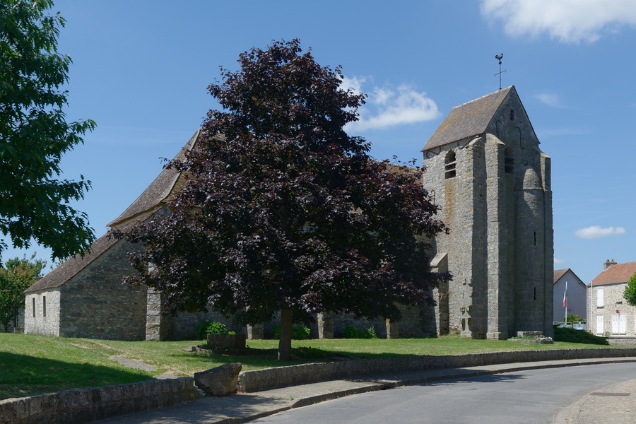Façade sud de l'église Saint-Jean-Baptiste de Mauchamps.