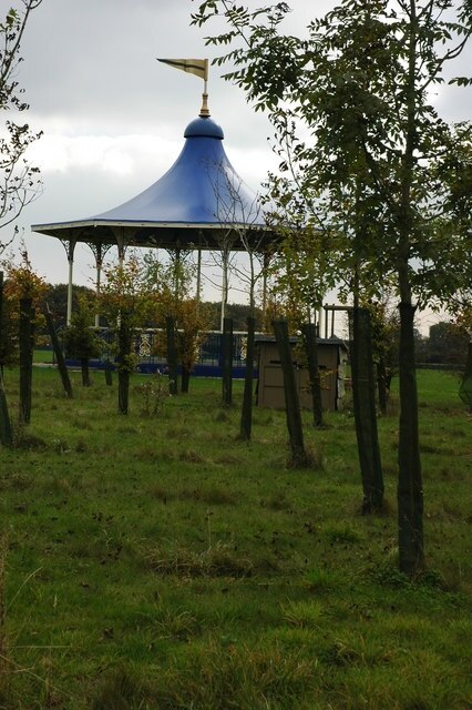 Kuva ”Brimpsfield” käyttäjältä Philip Halling (CC BY-SA) / rajattu alkuperäisestä kuvasta