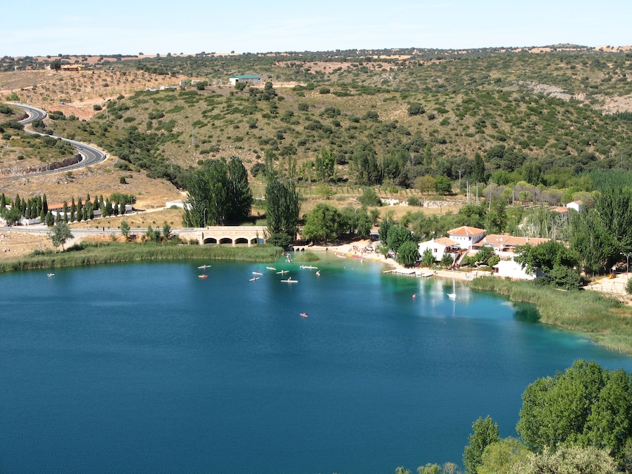 Ruidera. Laguna del Rey in front of the N430 towards Manzanares. Ruidera is on the right. Provincia de Ciudad Real, Castilla-La Mancha, España.