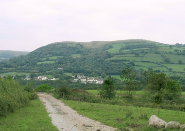 Outcrop at north end of Betws Mountain. This is the view southwest to where the mountain protrudes over Glanamman. On the horizon to the left is visible the gap that becomes Cwm Garenig.