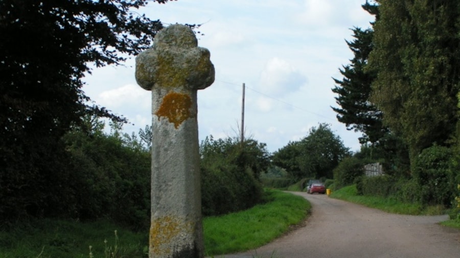 Photo "Stone cross near Rewe" by Rob Purvis (Creative Commons Attribution-Share Alike 2.0) / Cropped from original