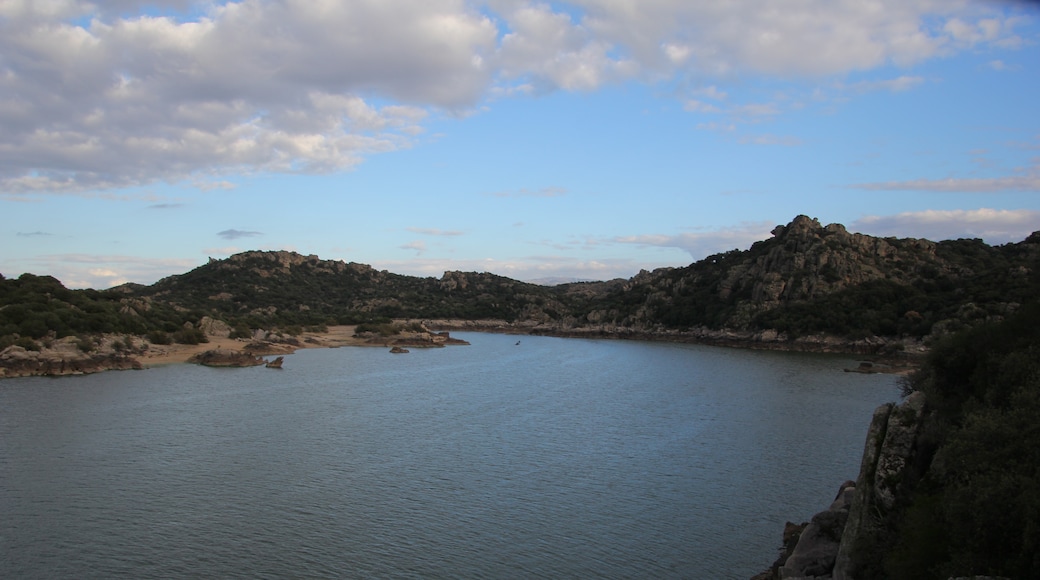 Foto „Lago del Coghinas“ von Discanto (CC BY-SA)/zugeschnittenes Original