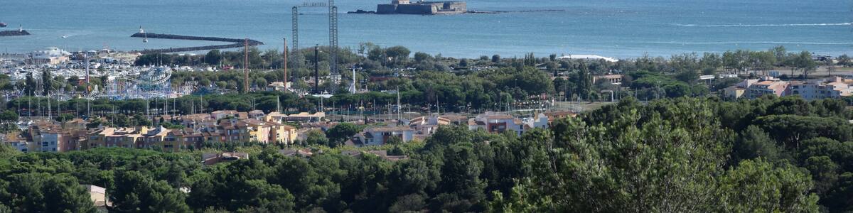 Photo "This building is inscrit au titre des Monuments Historiques. It is indexed in the Base Mérimée, a database of architectural heritage maintained by the French Ministry of Culture, under the reference PA34000001 ." by Tournasol7 (Creative Commons Attribution-Share Alike 4.0) / Cropped from original