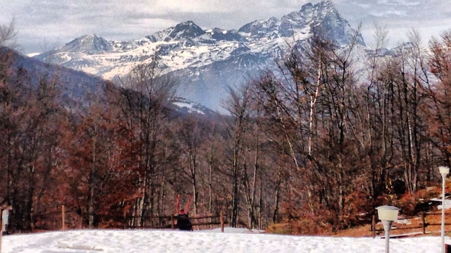 Photo "Panorama Monviso da Pian Pietro, 09-11-12" by Mauro Garello (Creative Commons Attribution 3.0) / Cropped from original