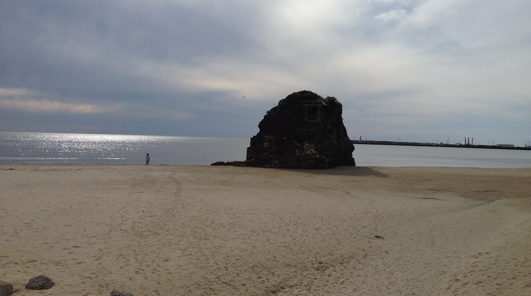 Photo "Inasa Beach" by kajikawa (CC BY) / Cropped from original