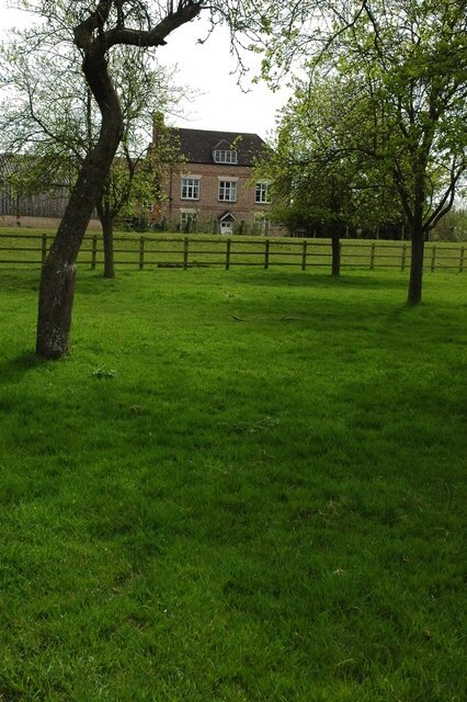 Photo "Longney and Epney" by Philip Halling (CC BY-SA) / Cropped from original