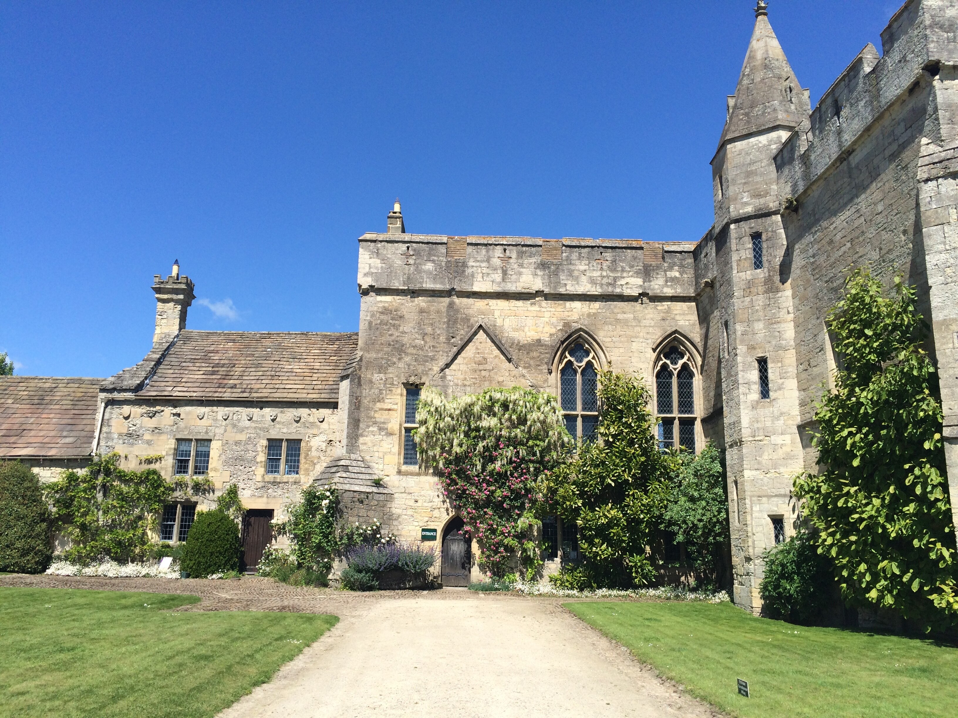 "Markenfield Hall"-foto av Markenfieldhall (page does not exist) (CC BY-SA) / Urklipp från original