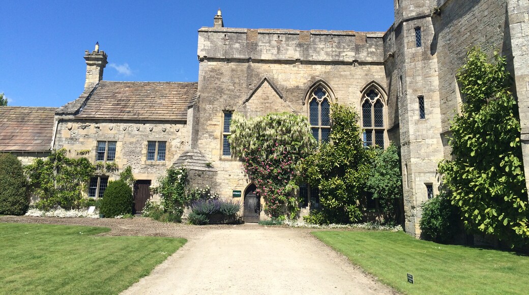 "Markenfield Hall"-foto av Markenfieldhall (page does not exist) (CC BY-SA) / Urklipp från original