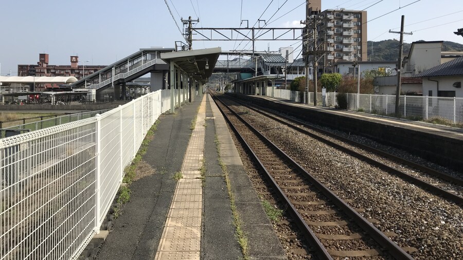 Photo "朽網駅のホーム(奥は苅田方面)" by そらみみ (Creative Commons Attribution-Share Alike 4.0) / Cropped from original