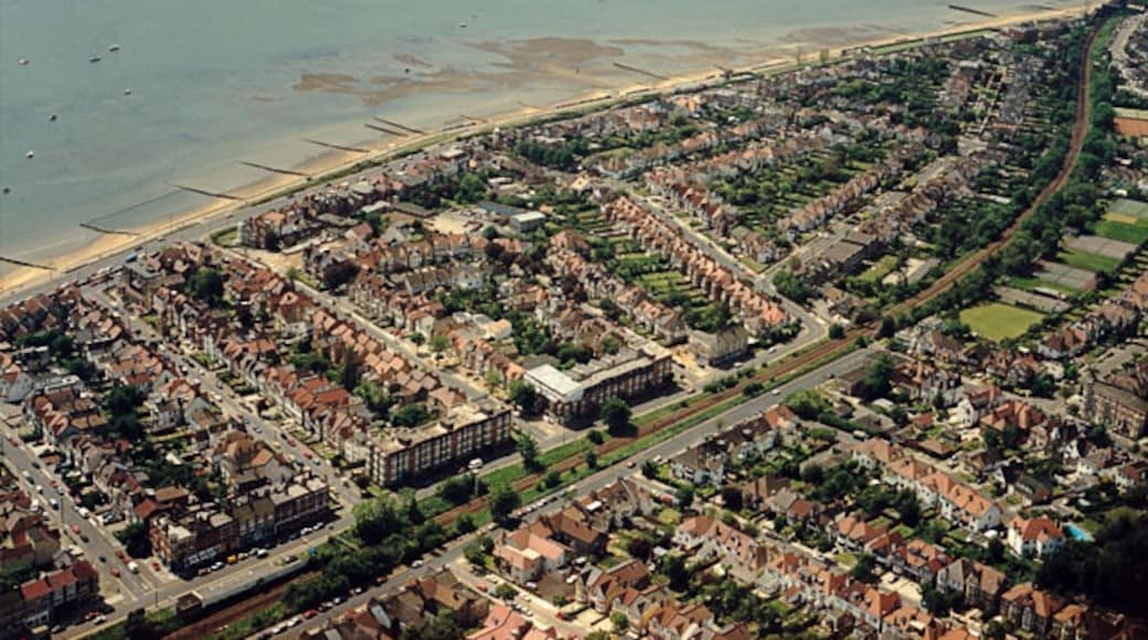 Photo "Westcliff-on-Sea" by Edward Clack (CC BY-SA) / Cropped from original