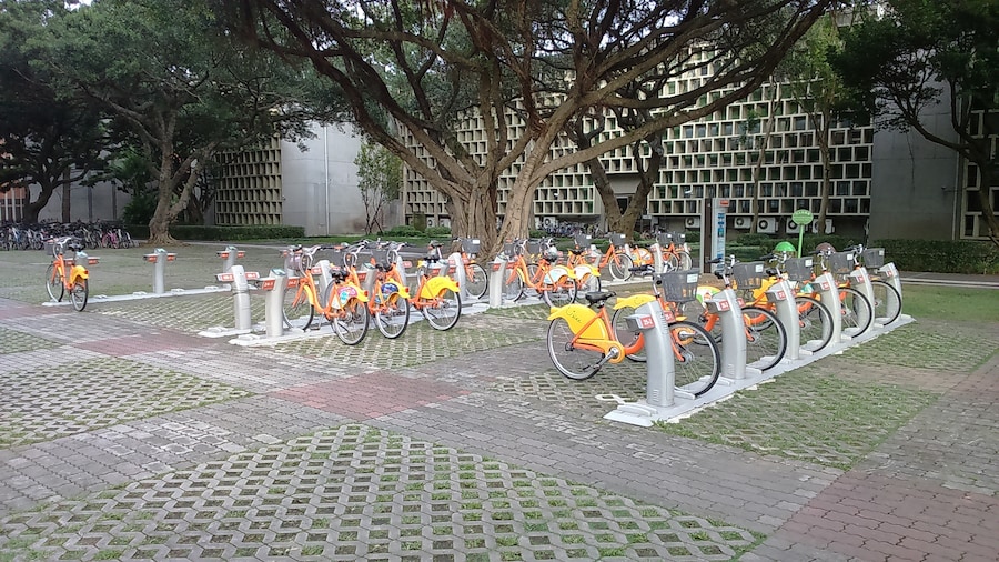 Photo "YouBike 中央大學圖書館站" by Samchtt (Creative Commons Attribution-Share Alike 4.0) / Cropped from original