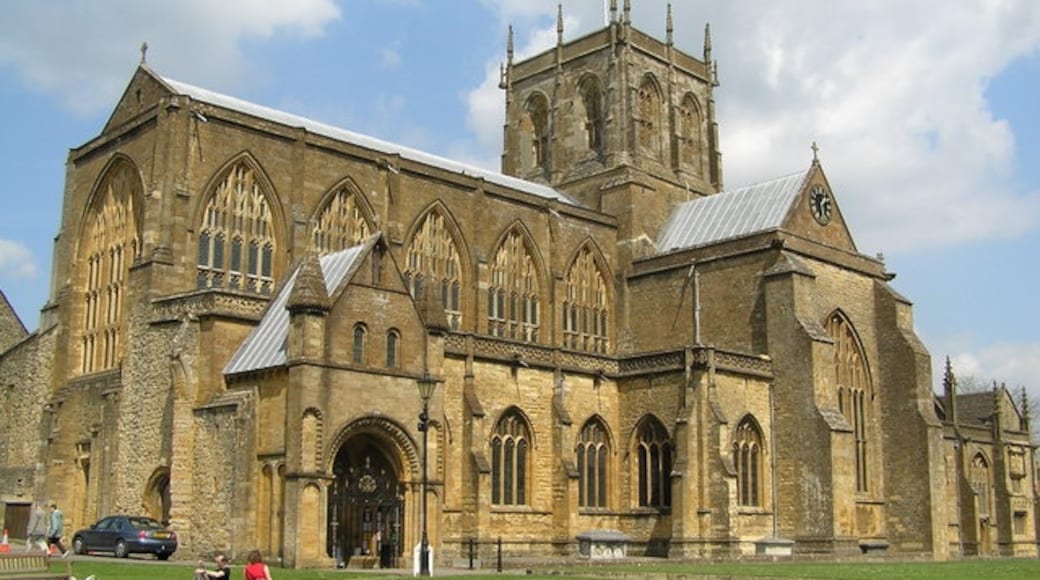 Photo "Sherborne Abbey" by Martin Brown (CC BY-SA) / Cropped from original