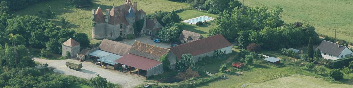 Photo "Le château de Ristz à Besson, Allier, France." by jean-louis Zimmermann (Creative Commons Attribution 2.0) / Cropped from original