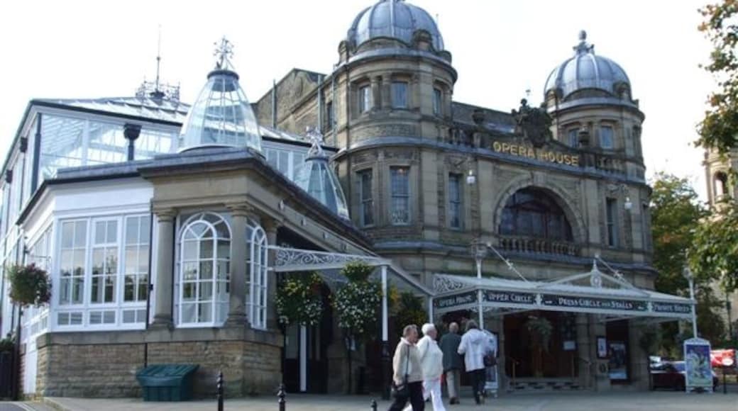 Photo "Buxton Opera House" by Kenneth Allen (CC BY-SA) / Cropped from original