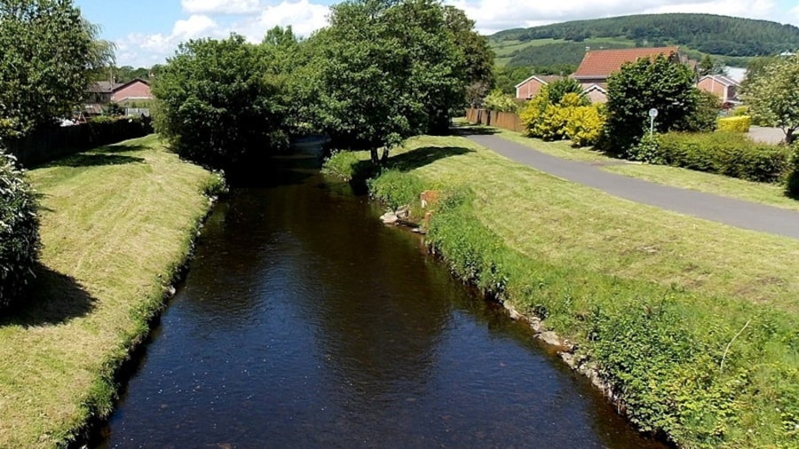 Photo "Upstream along the Ely, Pontyclun" by Jaggery (Creative Commons Attribution-Share Alike 2.0) / Cropped from original
