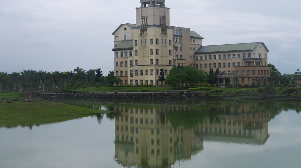 ภาพ "มหาวิทยาลัยแห่งชาติ Dong Hwa" โดย lienyuan lee (CC BY) / ตัดภาพจากขนาดต้นฉบับ