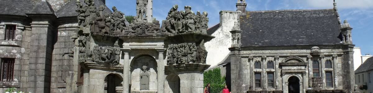 Photo "This building is indexed in the Base Mérimée, a database of architectural heritage maintained by the French Ministry of Culture, under the reference PA00089998 ." by B25es (Creative Commons Attribution-Share Alike 3.0) / Cropped from original