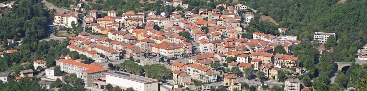 Photo "Vue de Roquebillière Nouveau depuis l’entrée du village de Belvédère." by Jpchevreau (page does not exist) (Creative Commons Attribution-Share Alike 4.0) / Cropped from original