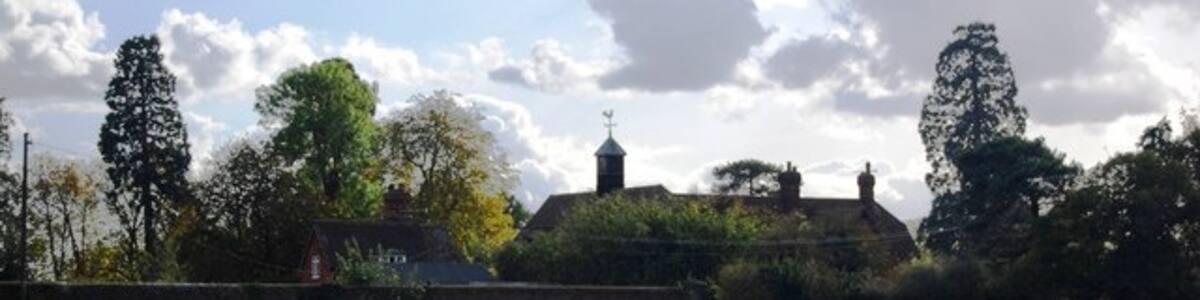 Photo "Southwood, Scabharbour Rd" by Nigel Chadwick (Creative Commons Attribution-Share Alike 2.0) / Cropped from original