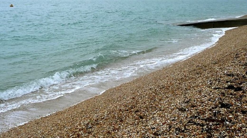 Photo "Stokes Bay Beach" by Graham Horn (CC BY-SA) / Cropped from original