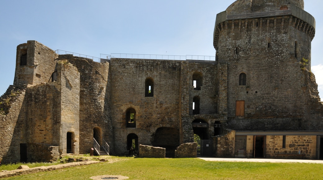 "Hunaudaye slott"-foto av MFSG (CC BY-SA) / Urklipp från original