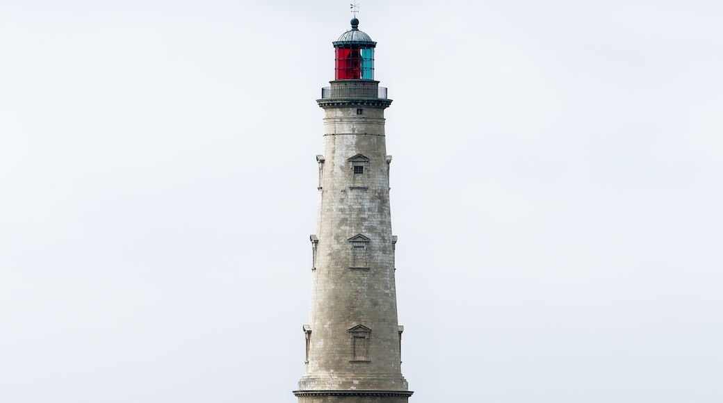 照片“科尔杜昂灯塔” 拍摄者：François de Dijon（CC BY-SA）原片经过裁剪
