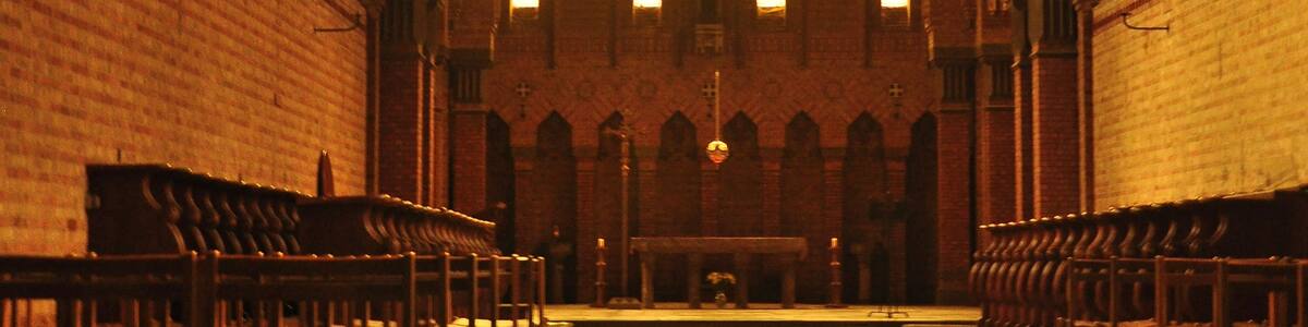 Photo "The interior of the abbey church at Quarr Abbey on the Isle of Wight." by Nilfanion (Creative Commons Attribution-Share Alike 3.0) / Cropped from original