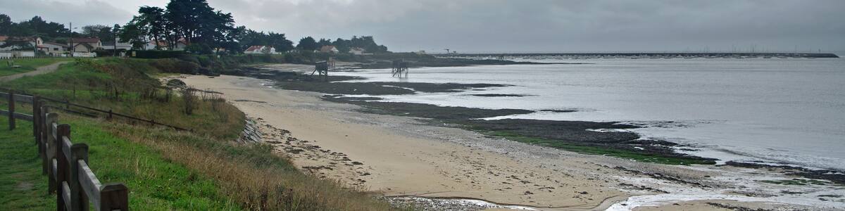 Photo "La-Plaine-sur-Mer (Loire-Atlantique) Pêcheries. De nombreuses pêcheries se sont développées le long du littoral du pays de Retz. Principalement dans les communes de Pornic, Les Moutiers-en-Retz, La-Bernerie-en-Retz, Préfailles, La-Plaine-sur-Mer. Ces pêcheries permettent la pratique de la pêche au carrelet, filet carré monté sur une armature, que l'on déscend horizontalement. On peut fixer un appât au centre du carrelet. La capture du poisson se fait en remontant le filet. Le ponton et la cabane étant sur le domaine public maritime, sont soumis à une concession renouvelable tous les 5 ans. De nombreuses pêcheries ont été détruites plors des tempêtes de 1999 et 2010. Il s'agit surtout d'une pêche de loisir, et dans certains cas d'une activité touristique." by Daniel Jolivet (Creative Commons Attribution 2.0) / Cropped from original