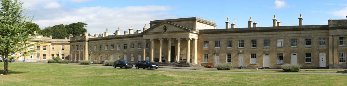 Photo "Panorama from quadrangle of central section of Partis College, Newbridge, Bath." by Rwendland (Creative Commons Attribution-Share Alike 3.0) / Cropped from original