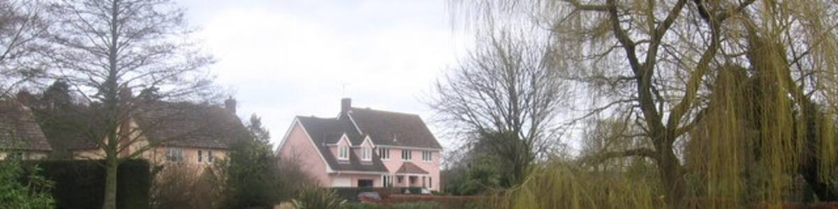 Photo "Tuddenham village pond" by Alan Kent (Creative Commons Attribution-Share Alike 2.0) / Cropped from original