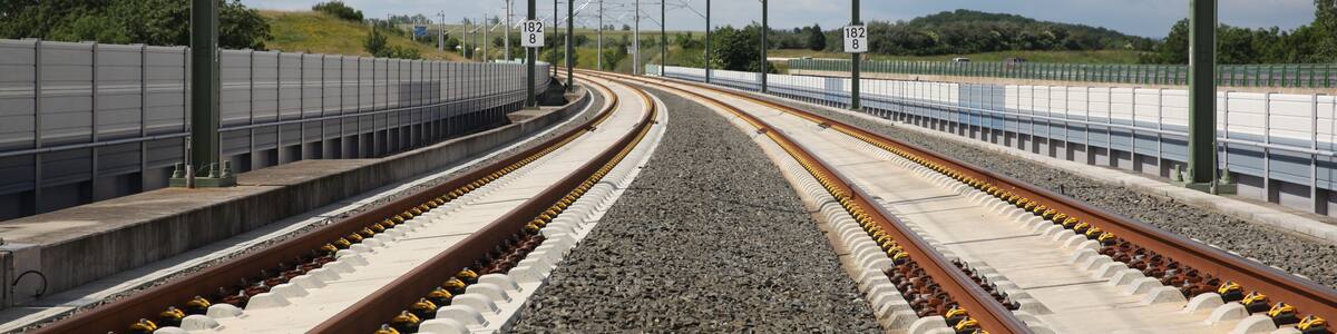 Photo "Apfelstädttalbrücke" by Störfix (Creative Commons Attribution-Share Alike 3.0 de) / Cropped from original