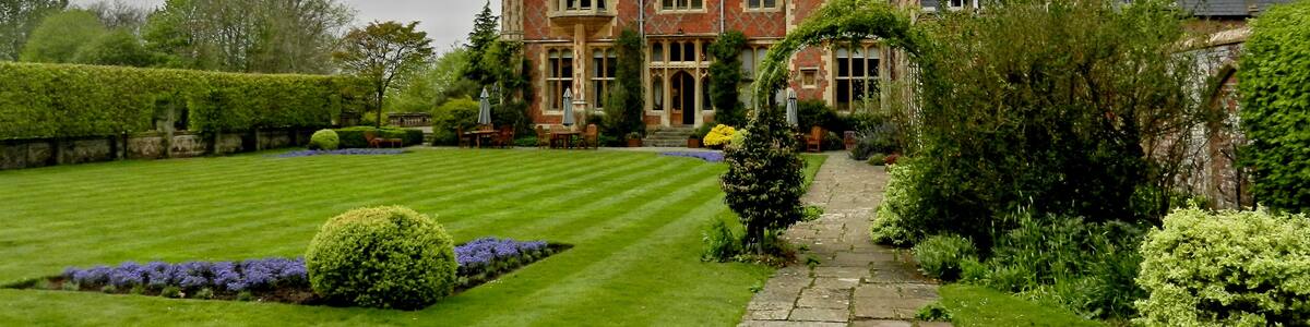 Photo "Little Horsted Place hotel" by Tanya Dedyukhina (Creative Commons Attribution 3.0) / Cropped from original
