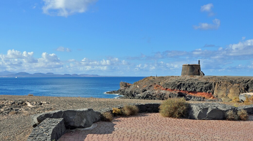 Foto “Playas de Lanzarote” tomada por MJJR (CC BY); recorte de la original
