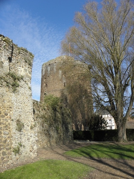 Tour grise à Verneuil-sur-Avre (27).