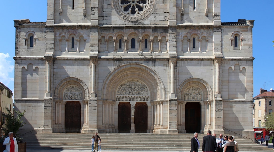 Foto “Saint-Albain” tomada por Chabe01 (CC BY-SA); recorte de la original