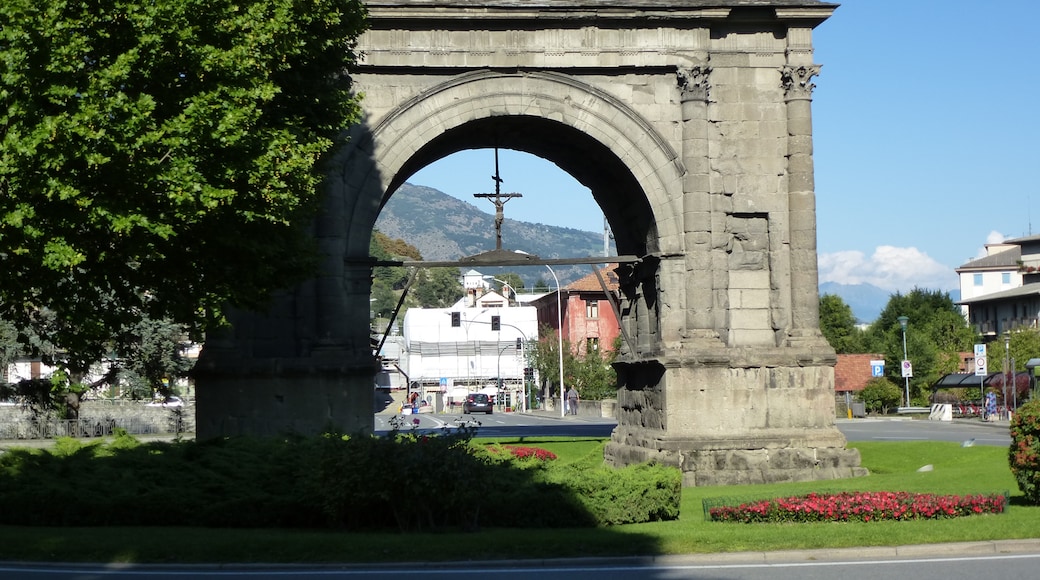Bildet «Arco di Augusto» tatt av chisloup (CC BY) / originalbilde beskjært